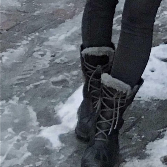 SOLD UGG waterproof boots - Picture 5 of 6